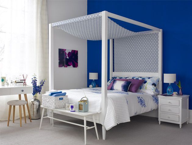 Neutral bedroom with a vibrant indigo feature wall 1