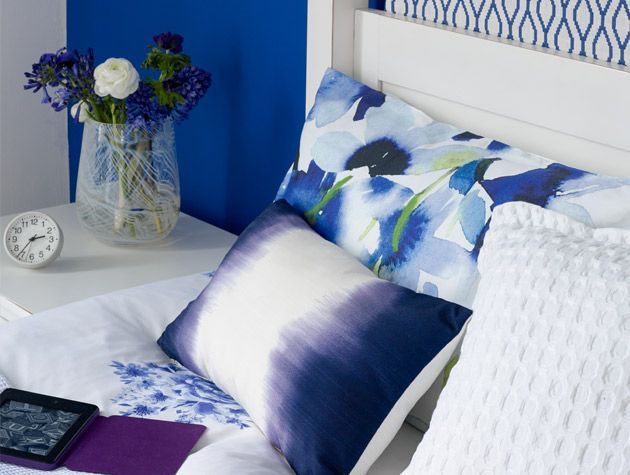 Neutral bedroom with a vibrant indigo feature wall 2