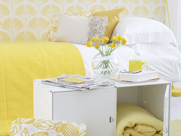 Sunshine yellow living room with floral motifs 3