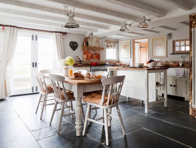 Tour this calm country cottage with traditional furniture 5