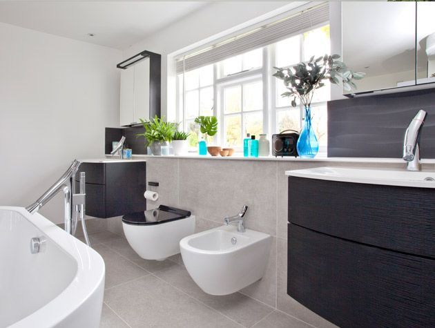 Elegant bathroom with tub centrepiece 2