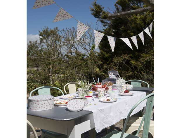 garden tea party table with buntings