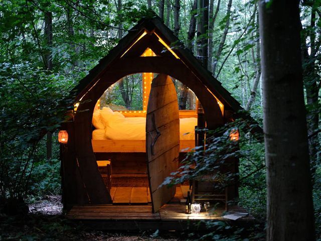 the exterior of the hobbit hut in herefordshire, part of Brookes Wood House 