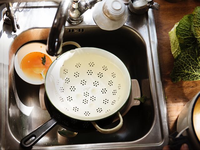 energy saving tips: use a dishwasher over hand washing your dishes 