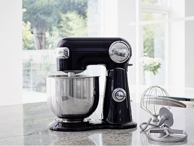 black 5.2L stand mixer from cuisinart 