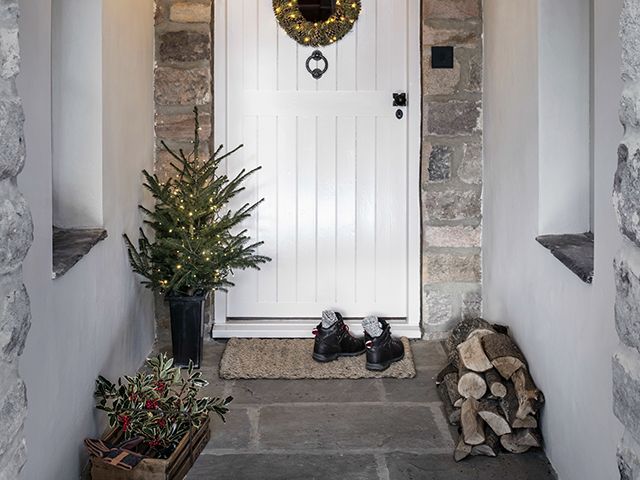 lights4fun christmas country porch - goodhomesmagazine.com