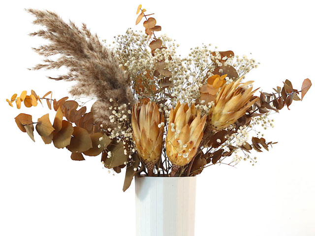 70s vibe dried flower bouquet: Faye Shida Preserved Flowers 