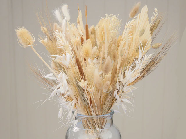 neutral bouquet of dried flowers from The Happy Blossoms