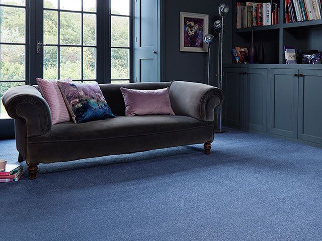 DIY flooring ideas: dyeing your carpet is something tat should be left to professionals! firework blue carpet in living room 