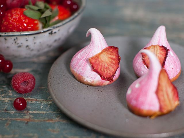 meringue pink kisses recipe for valentine's day dessert