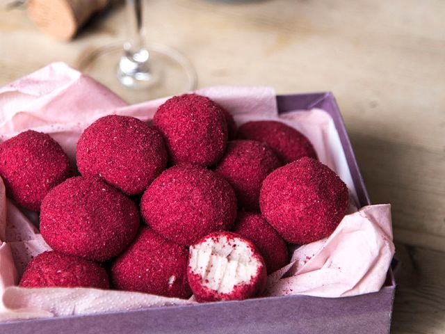 champagne and raspberry truffles recipe for Valentine's Day gifts and desserts
