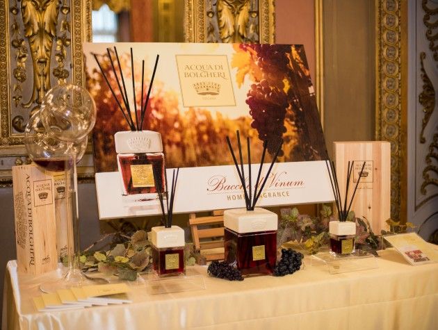 table with acqua di bolgheri reed diffusers