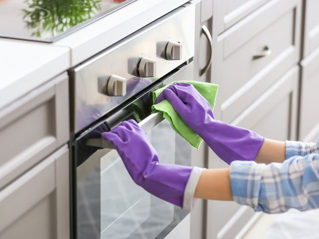 cleaning the oven