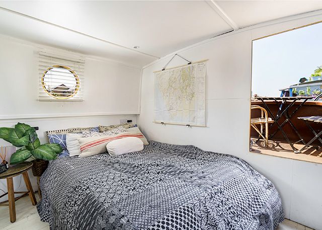 bedroom on a house boat - house tours - goodhomesmagazine.com