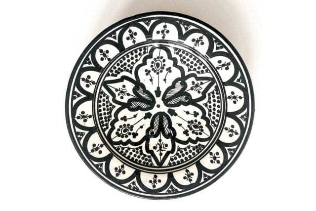 Traditional black and white Moroccan Zwak design plate - Tile decor trends - Goodhomesmagazine.com