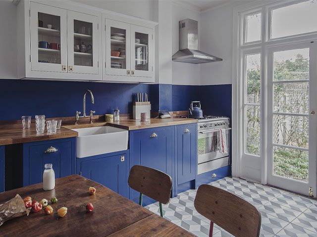 small kitchen ideas: colour block with darker colours on the bottom and lighter colours on top