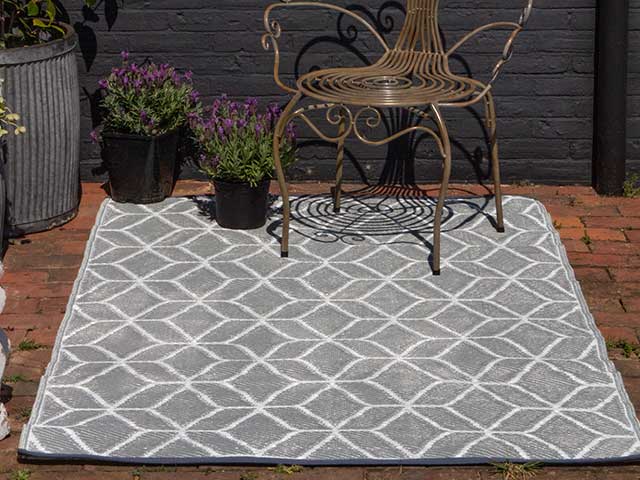 Geometric patterned outdoor rug - Outdoor cinema - Goodhomesmagazine.com