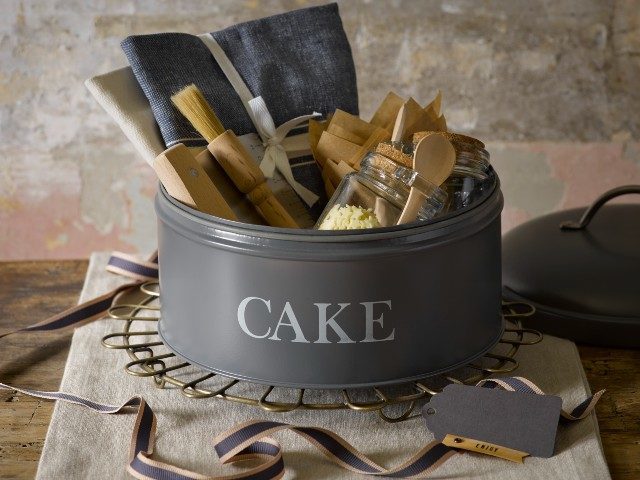 Christmas gift ideas from Garden Trading: Cake tin and baking set 