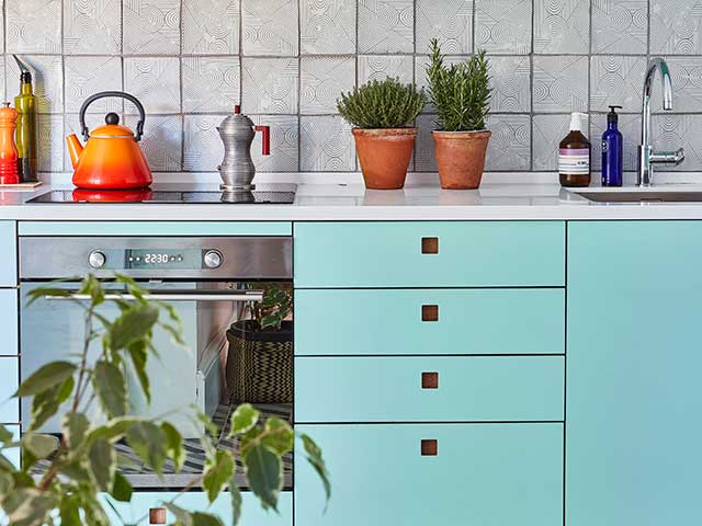 Pops of colour and accessories in Miami style kitchen