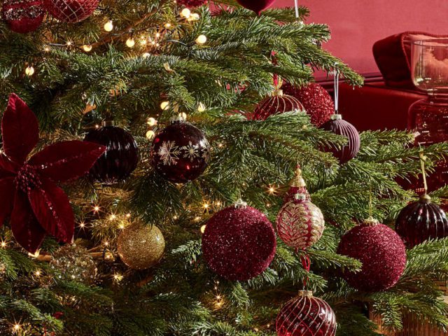 rich cranberry christmas decor scheme