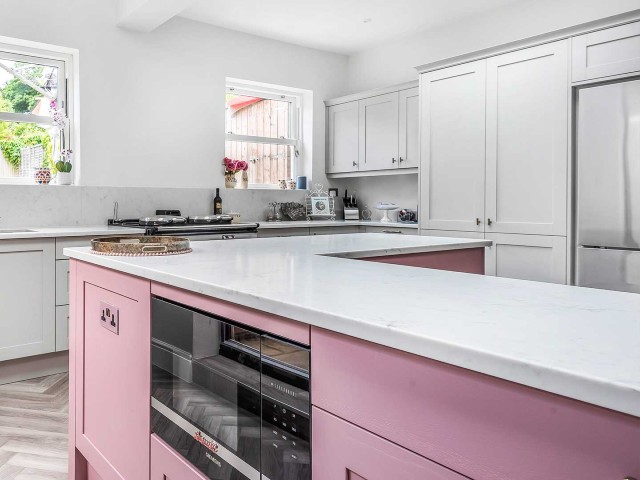 accent colours for grey kitchens, pink