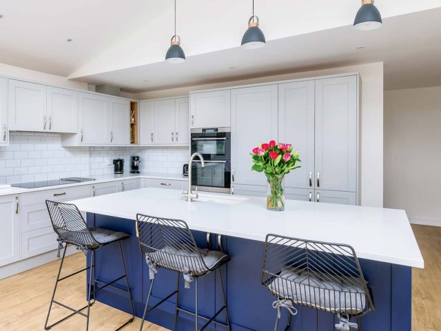 blue accent colours for grey kitchens