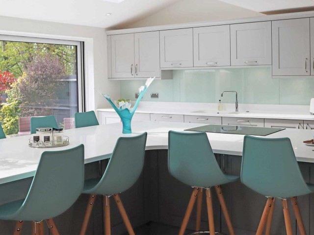 bright accent colours for grey kitchens - turquoise 