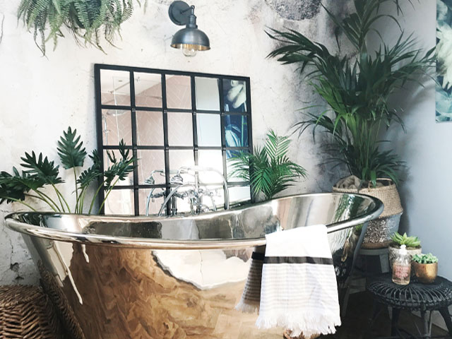 mirrored finish freestanding bathtub