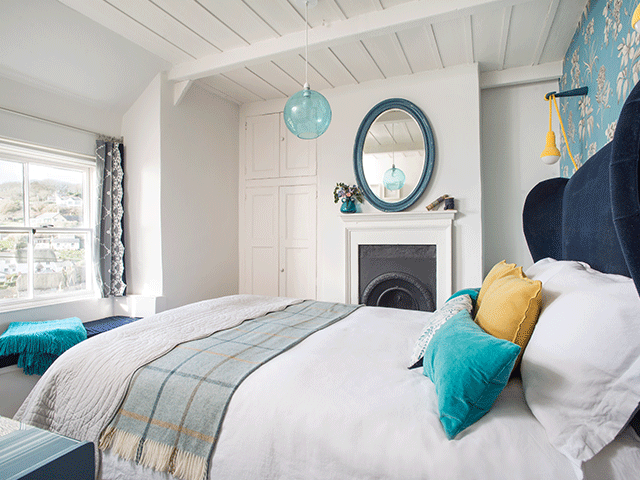 pendant lamp, feature wall, wallpaper, coastal views, coastal bedroom
