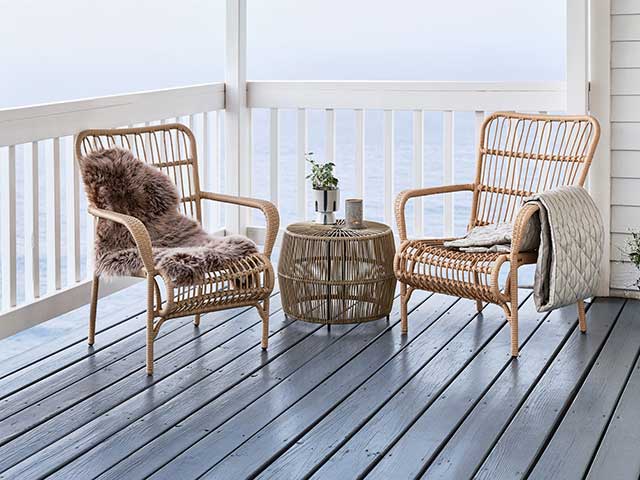 coastal grandma look terrace with wicker chairs and blankets