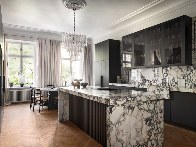 Mixed material kitchen: marble and wood in black and white kitchen