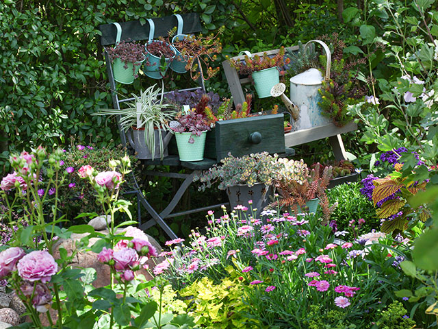 upcycled garden ideas - use old drawers as planters