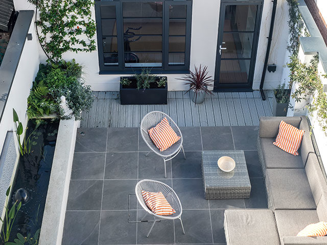 outdoor living space, courtyard