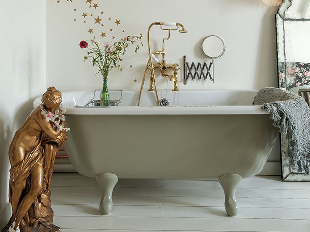 This super cool bathroom is straight out of the coastal style book