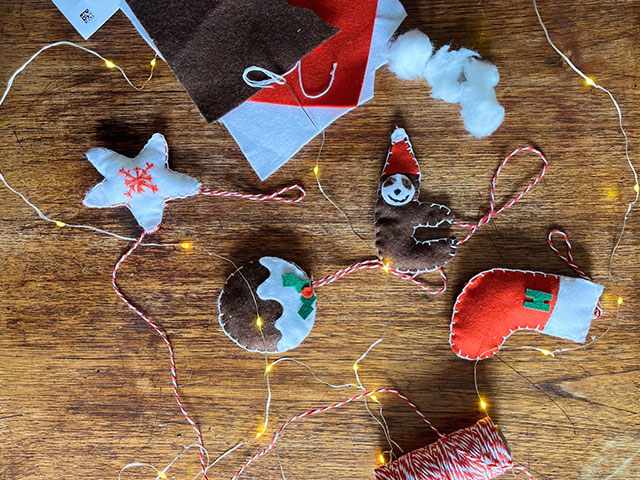 Make these super cute felt Christmas decorations for you tree or as gifts