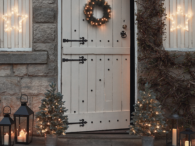 Doorscaping the perfect take on Christmas decor 2022 and way of welcoming your guests over the festive period