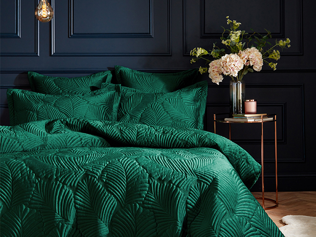 This opulent rich green duvet is a sumptuous bold bedding set