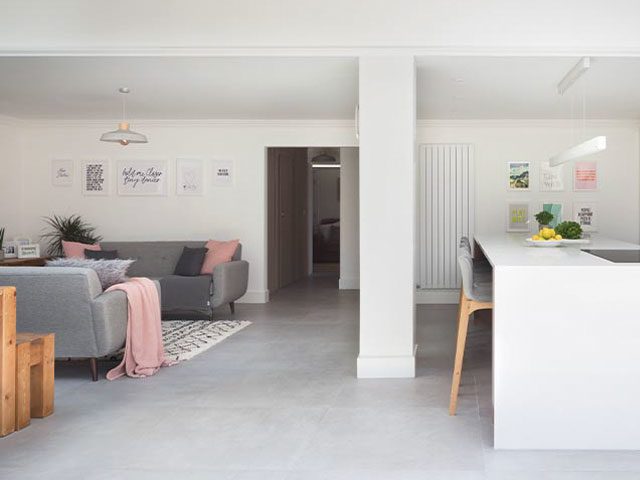 Open-plan kitchen-living room by Masterclass kitchens