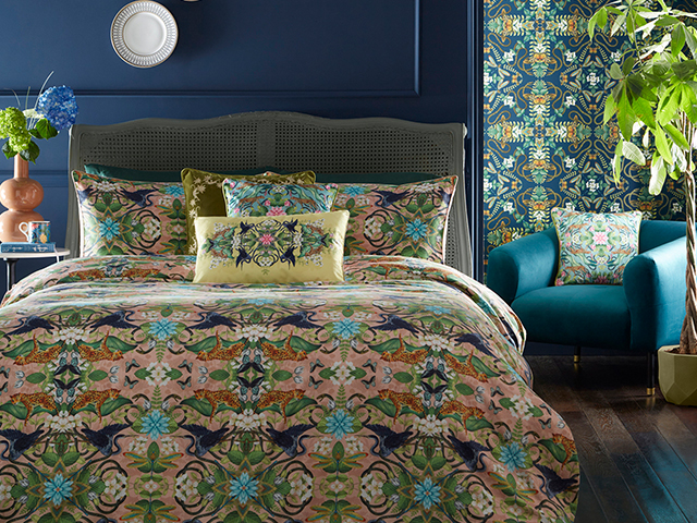 Step into another world with this tropical bold bedding set