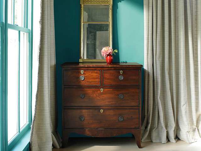 Colour drench the windows and walls in the same shade of teal 