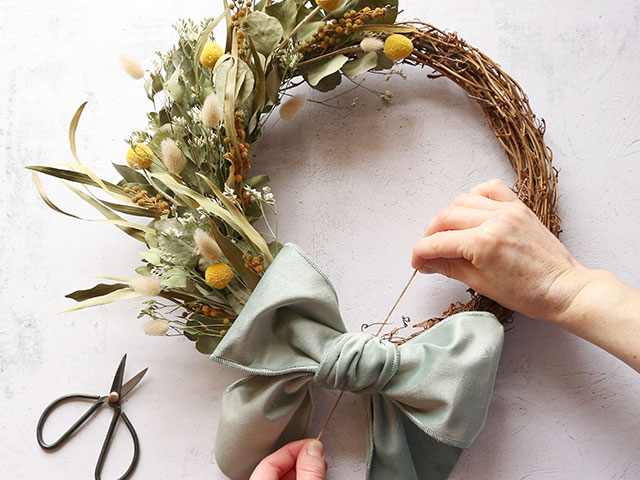 Make your own beautiful spring wreath