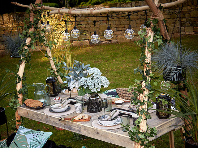Create a woodland wonderland outdoor tablescape to invite your guests over this summer 