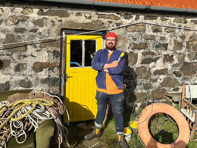 Banjo Beale outside the bothy on Ulva