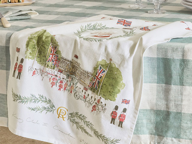 coronation memorabilia tea towel featuring beefeaters on the mall in front of buckingham palace 