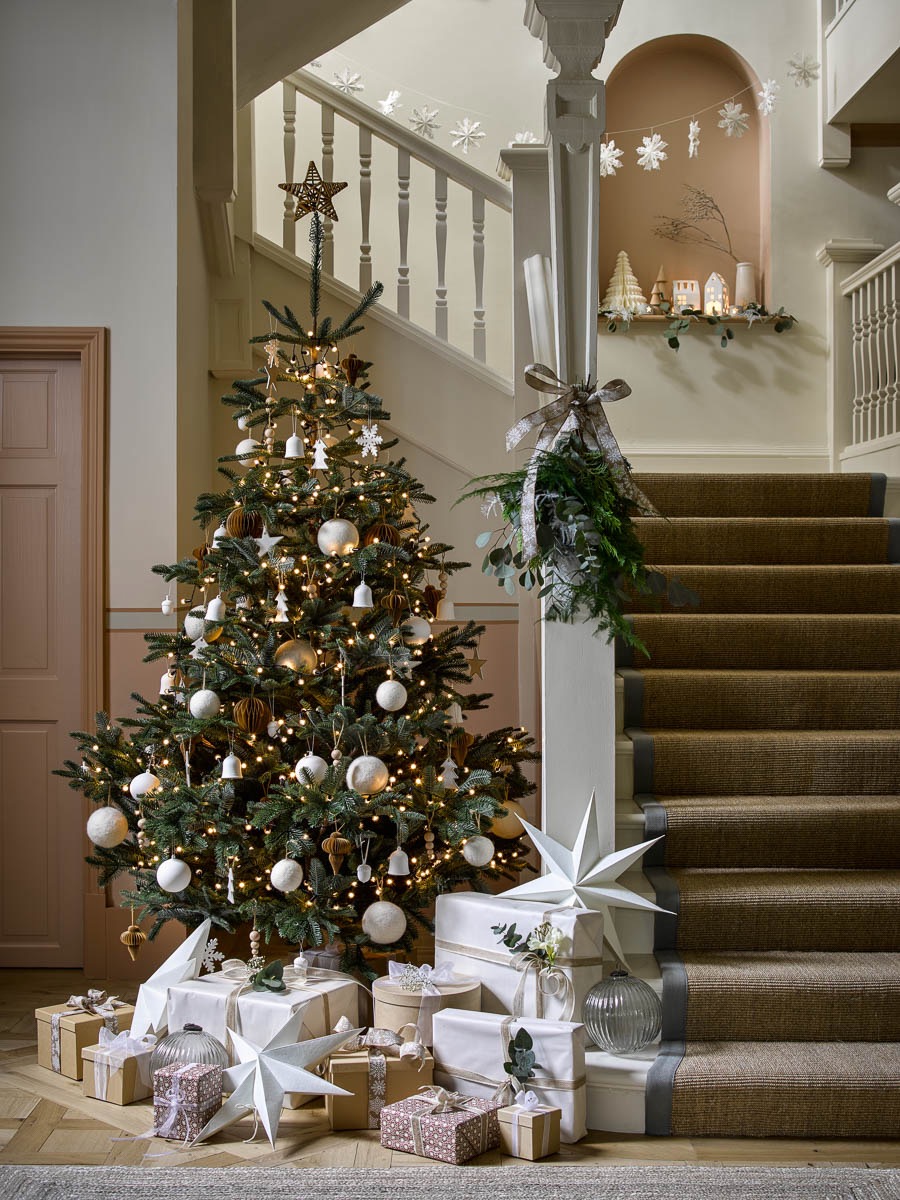 Neutral hallway with Christmas tree and presents