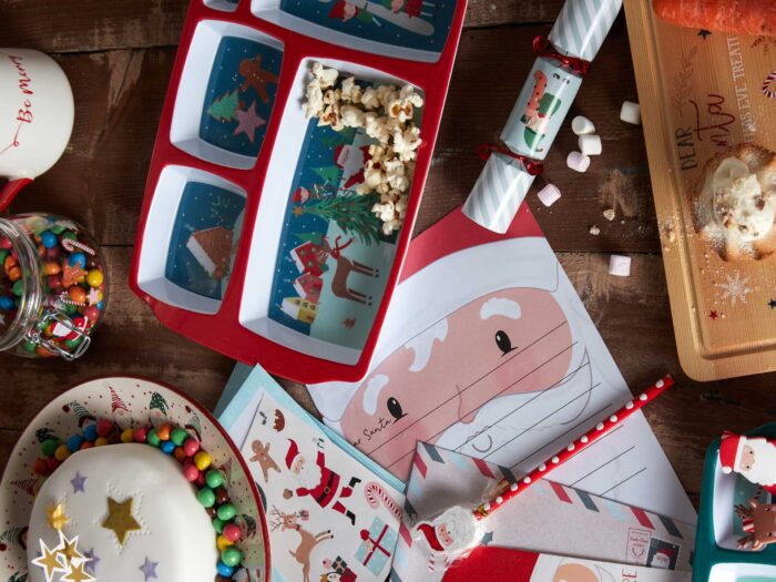 Set up a kids table for your Christmas hosting