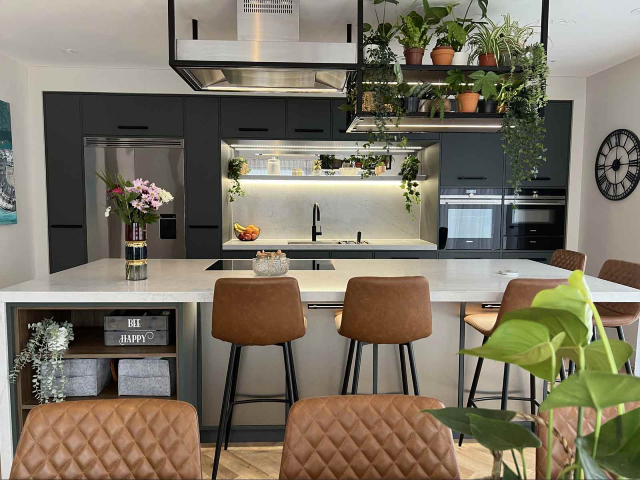(A kitchen characterised by biophilic design with plenty of plants)