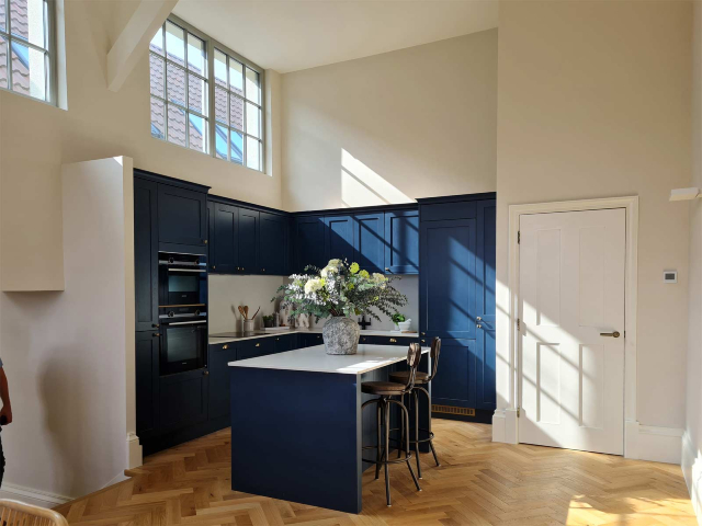 (A perfect kitchen with vaulted ceiling)