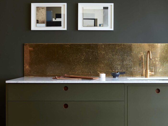 A gold shiny upstand is a super chic alternative to tiles