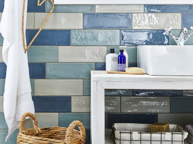 Blue and white coastal bathroom